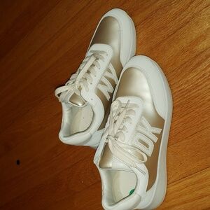DKNY logo-decorated Oaks sneakers, size 8, gold and cream